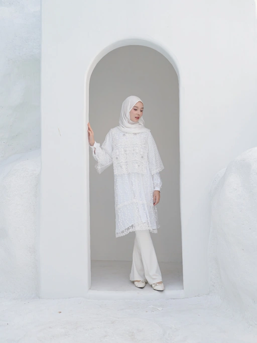eleanorre Vivian Tunic White Wanita