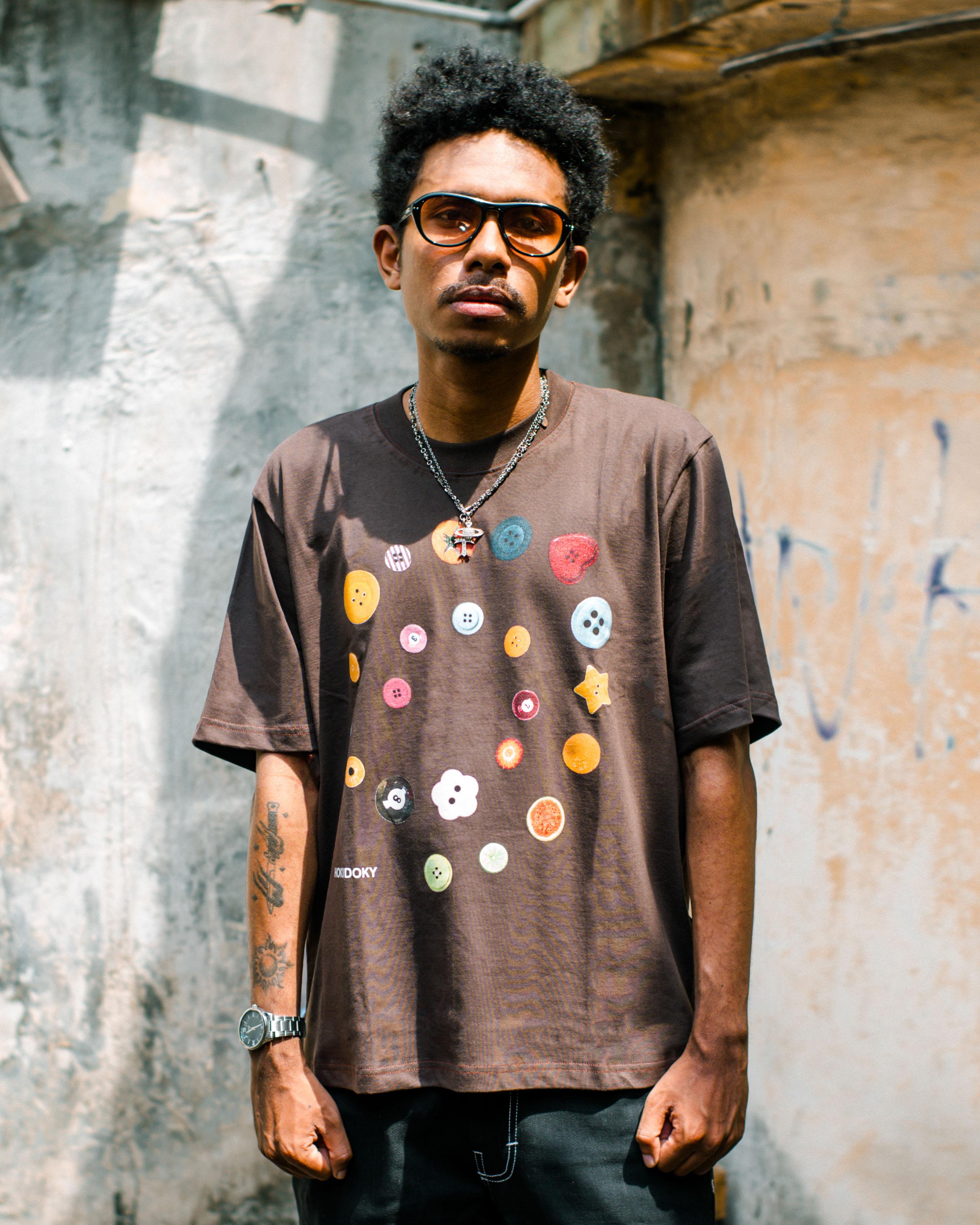 HOKIDOKY BUTTON T-SHIRT BROWN