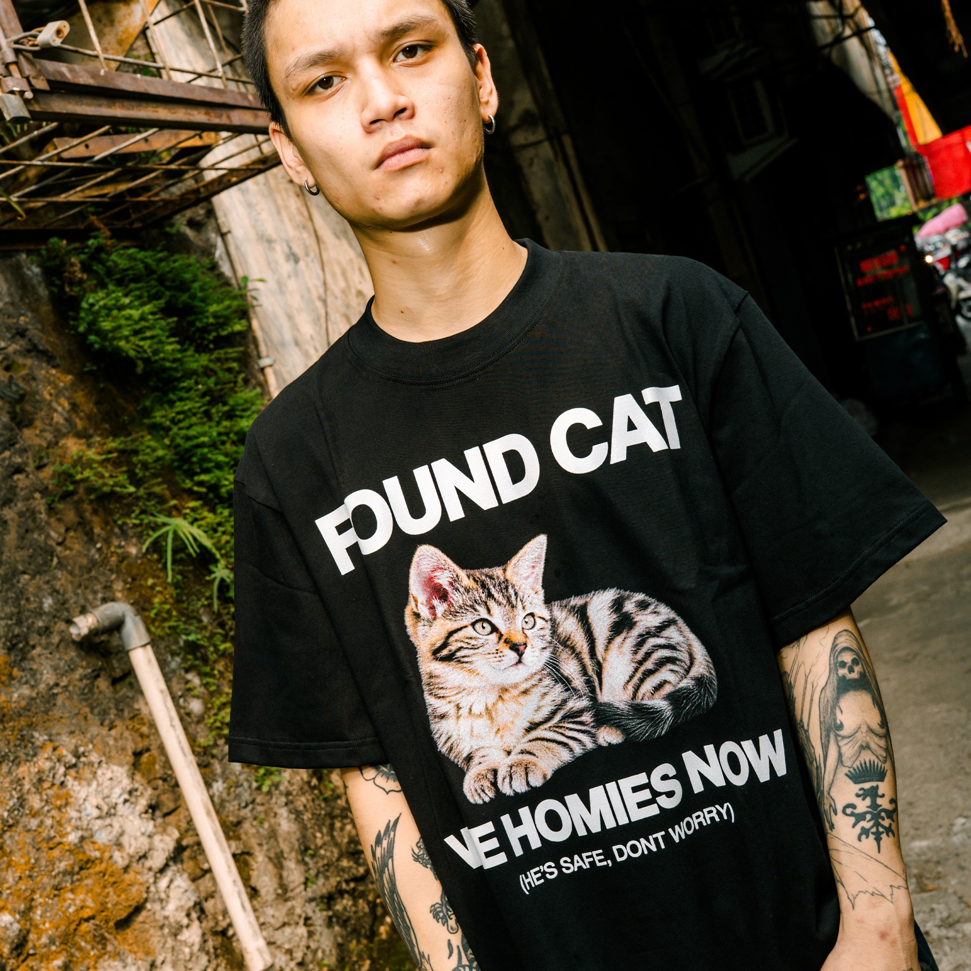 HOKIDOKY FOUND CAT T-SHIRT BLACK
