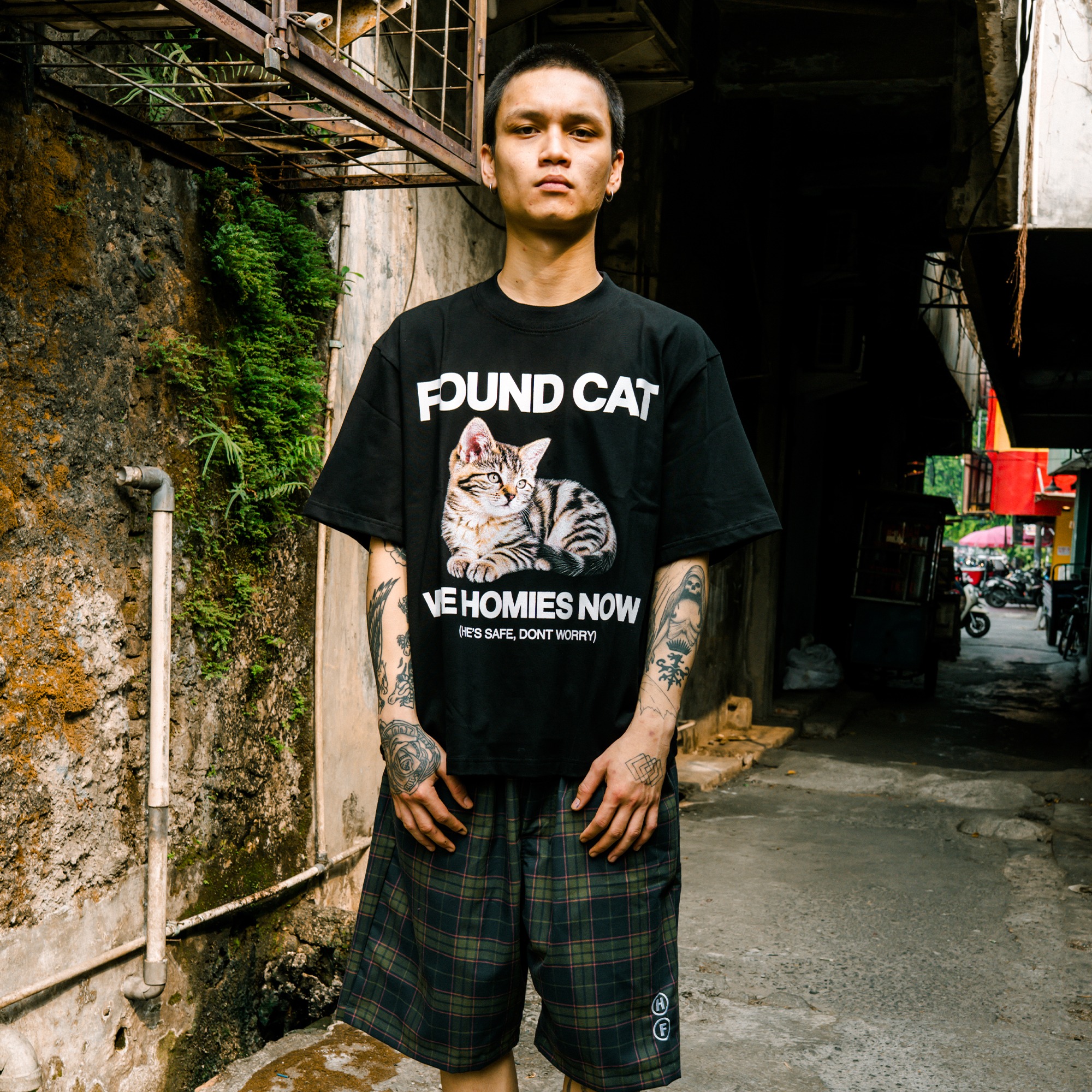 HOKIDOKY FOUND CAT T-SHIRT BLACK