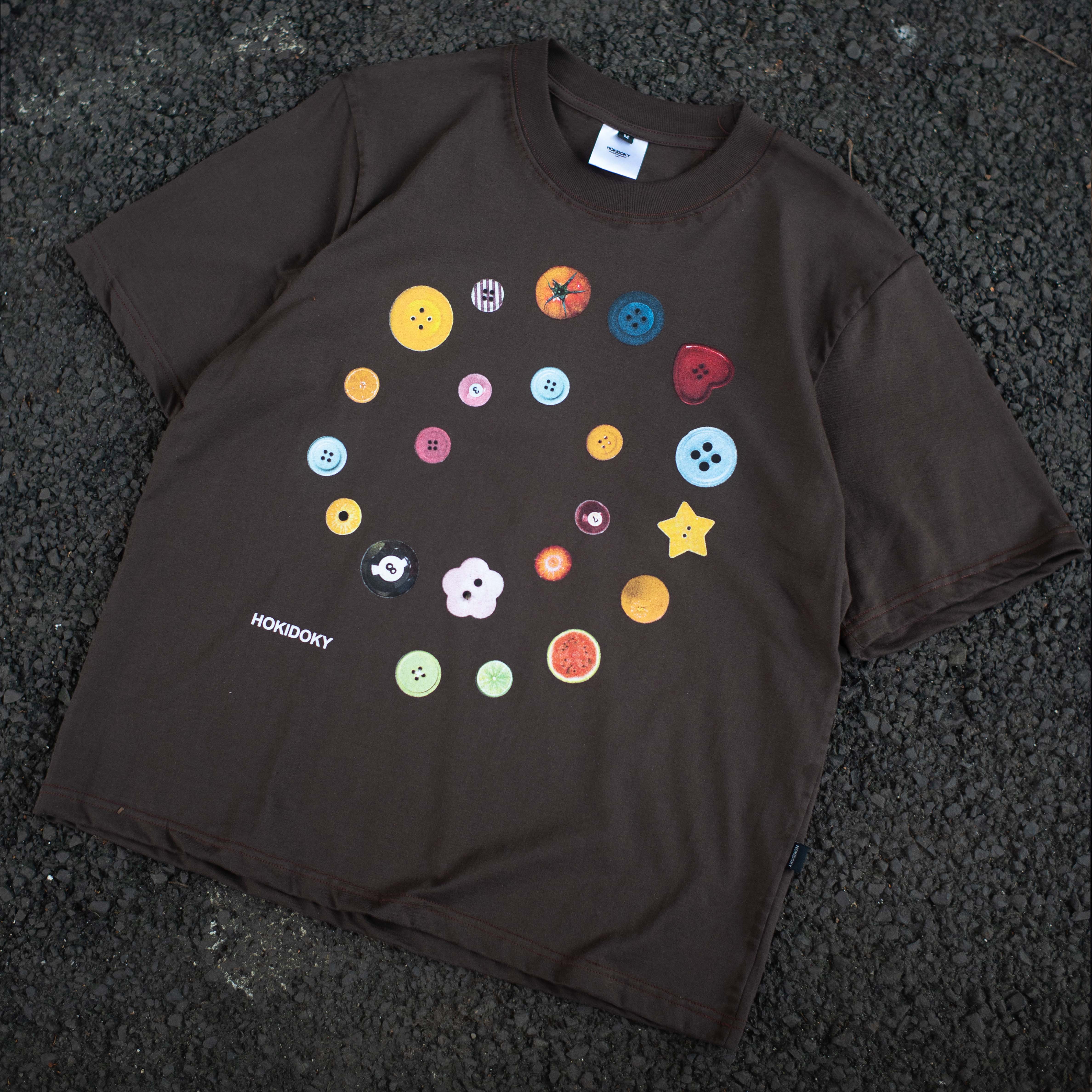 HOKIDOKY BUTTON T-SHIRT BROWN