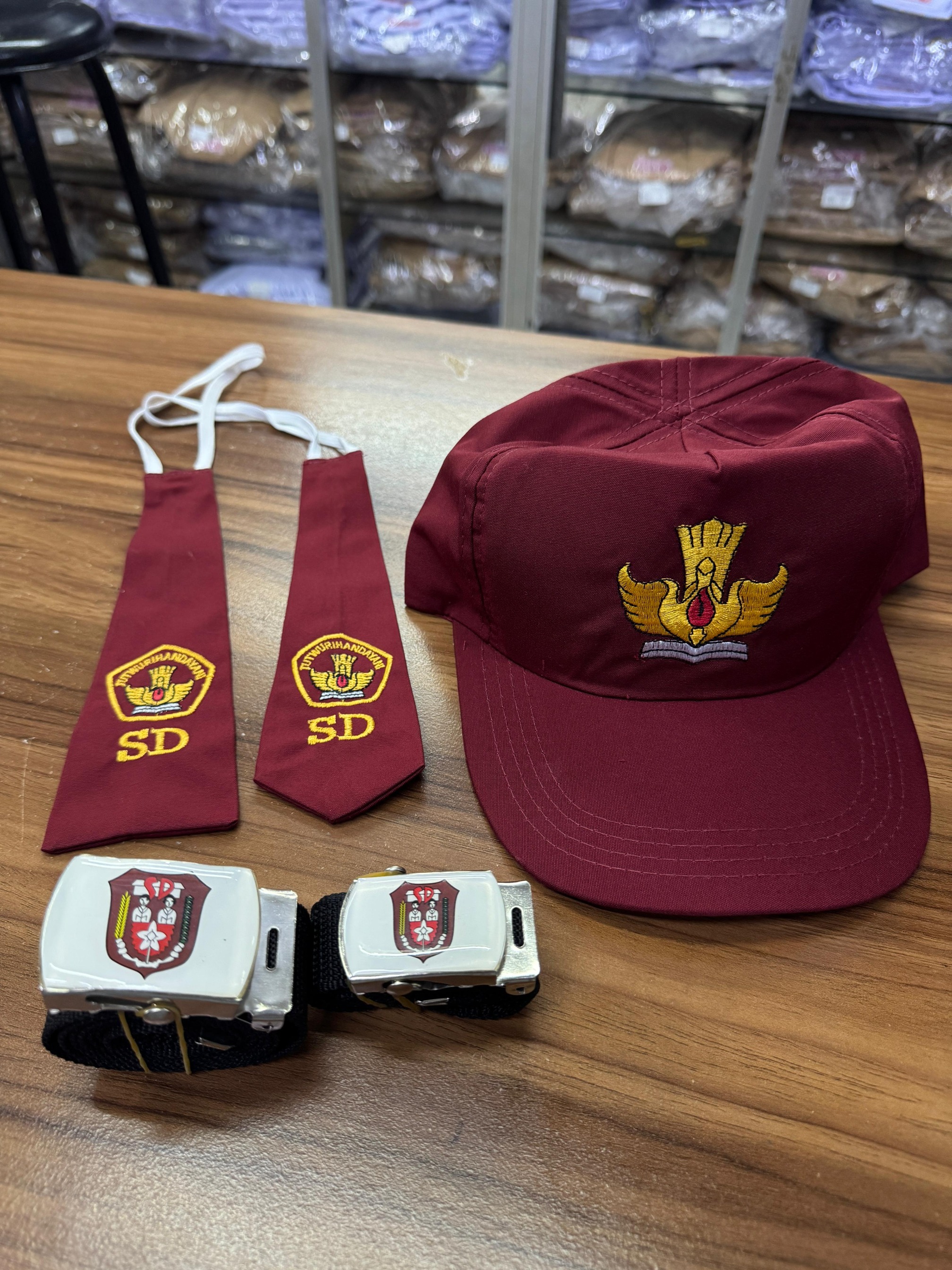 Riska Seragam Paket Hemat Topi, Dasi dan Sabuk SD