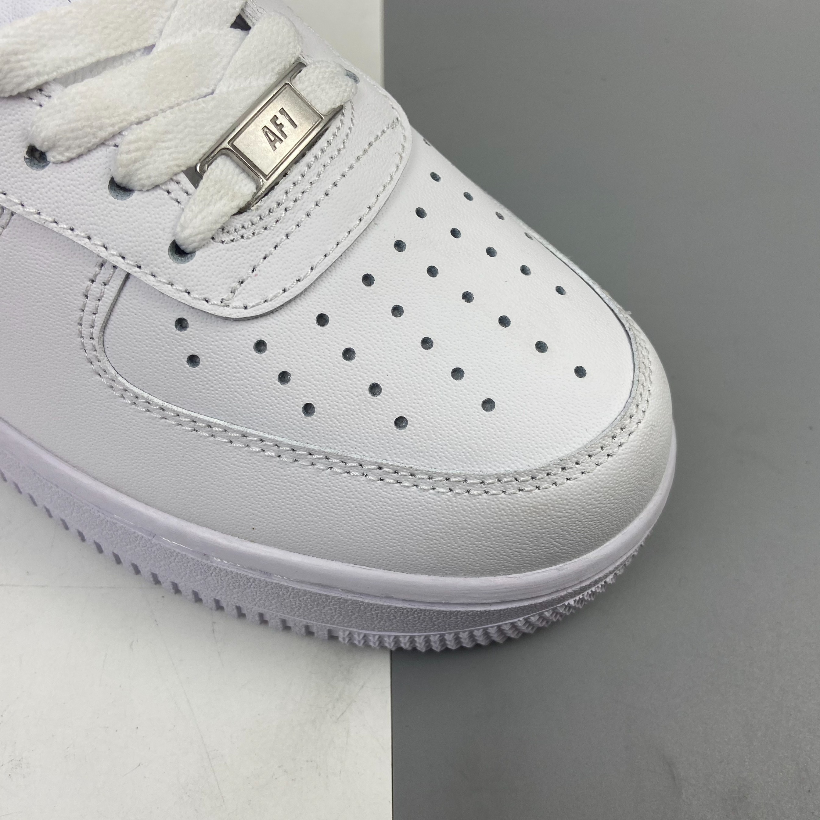 NIKE AIR FORCE 1 LOW - WHITE
