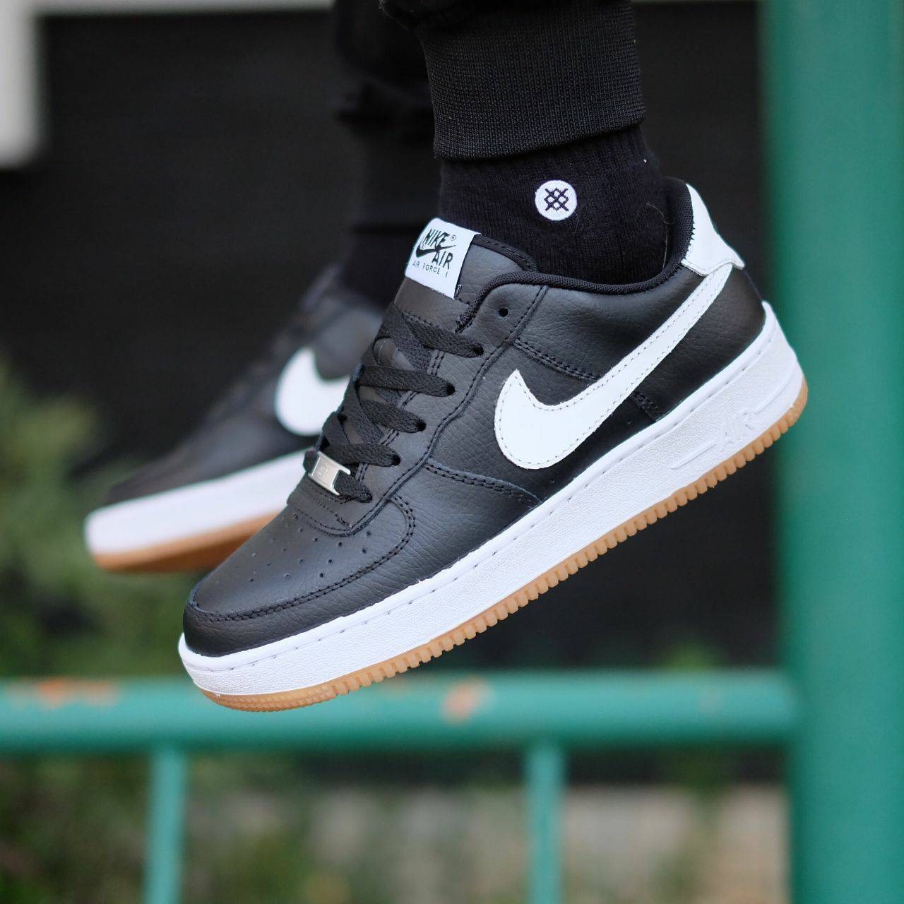 NIKE AIR FORCE 1 - BLACK GUMSOLE