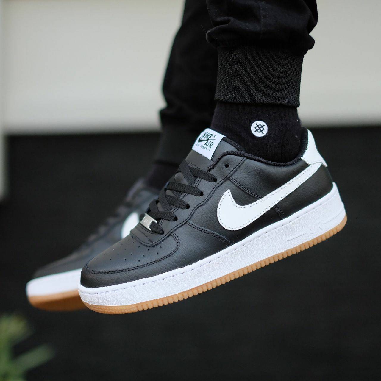 NIKE AIR FORCE 1 - BLACK GUMSOLE