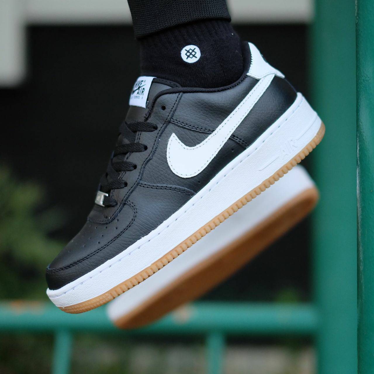 NIKE AIR FORCE 1 - BLACK GUMSOLE