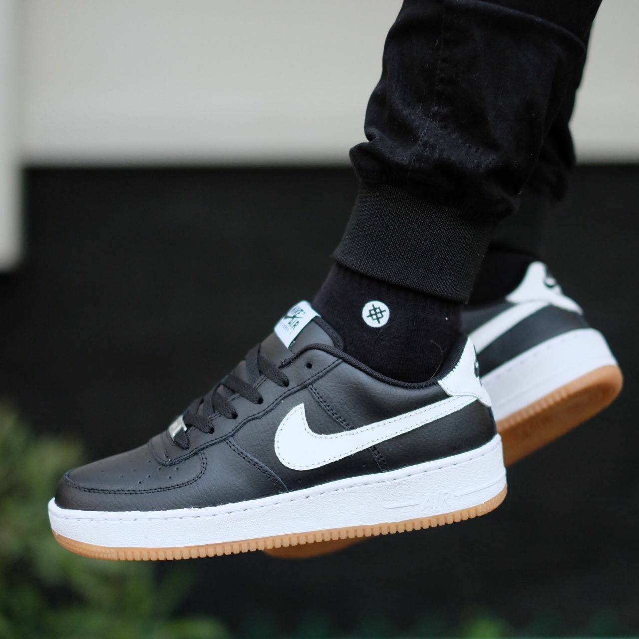NIKE AIR FORCE 1 - BLACK GUMSOLE