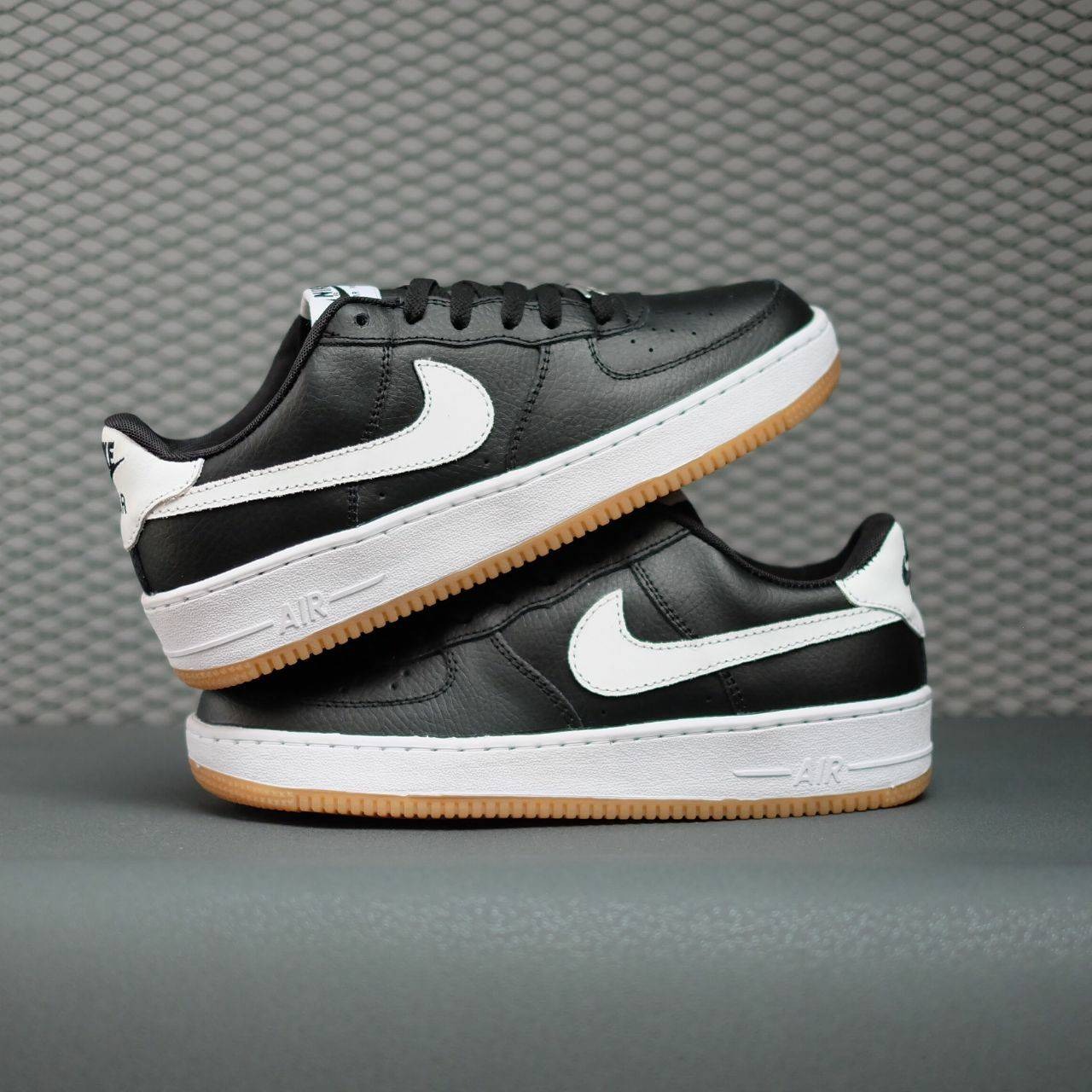 NIKE AIR FORCE 1 - BLACK GUMSOLE