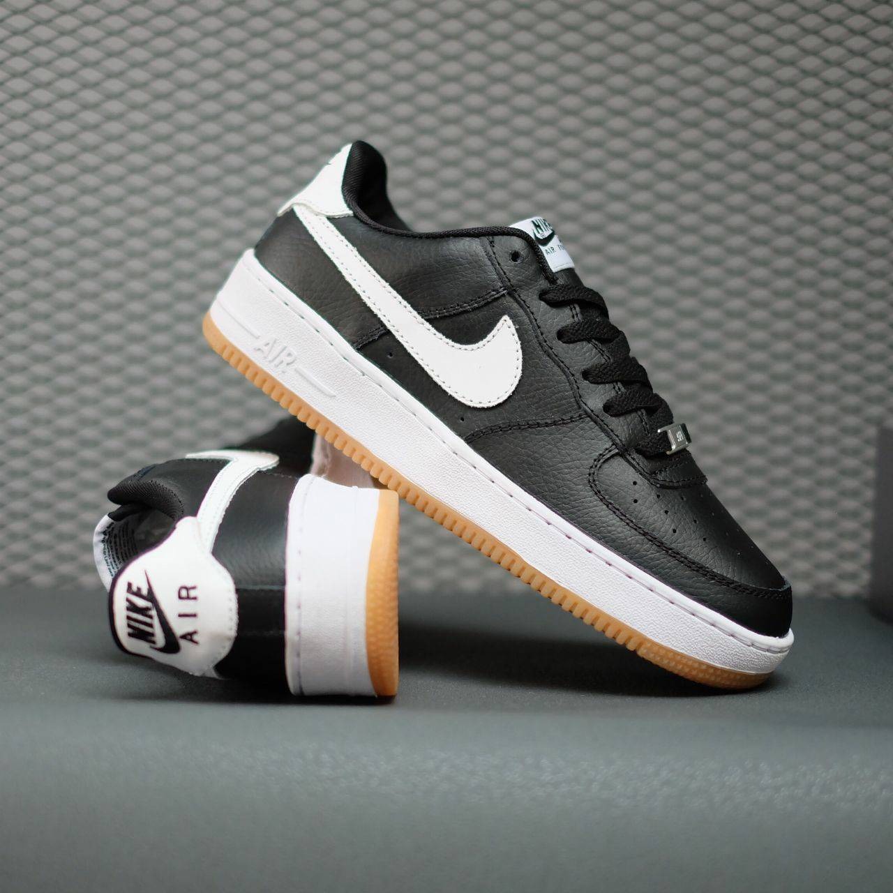 NIKE AIR FORCE 1 - BLACK GUMSOLE