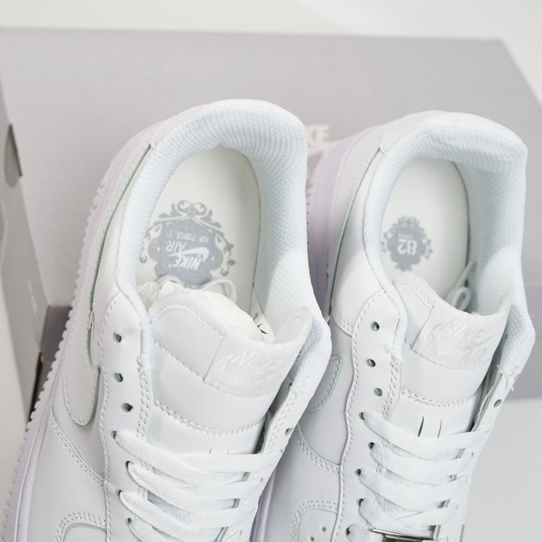 NIKE AIR FORCE 1 LOW - TRIPLE WHITE