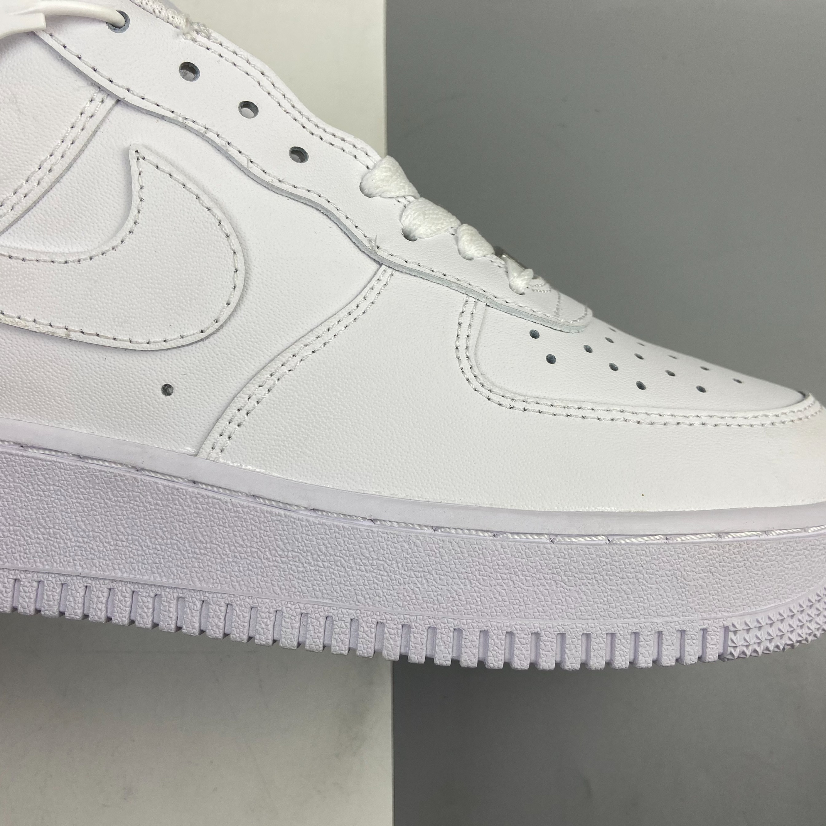 NIKE AIR FORCE 1 LOW - WHITE