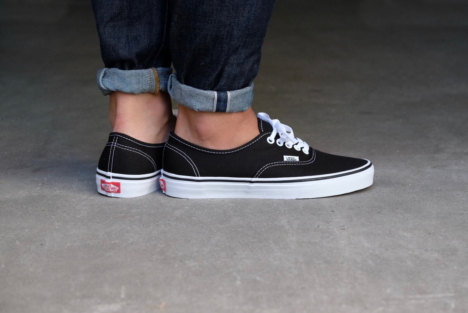 VANS AUTHENTIC - BLACK WHITE