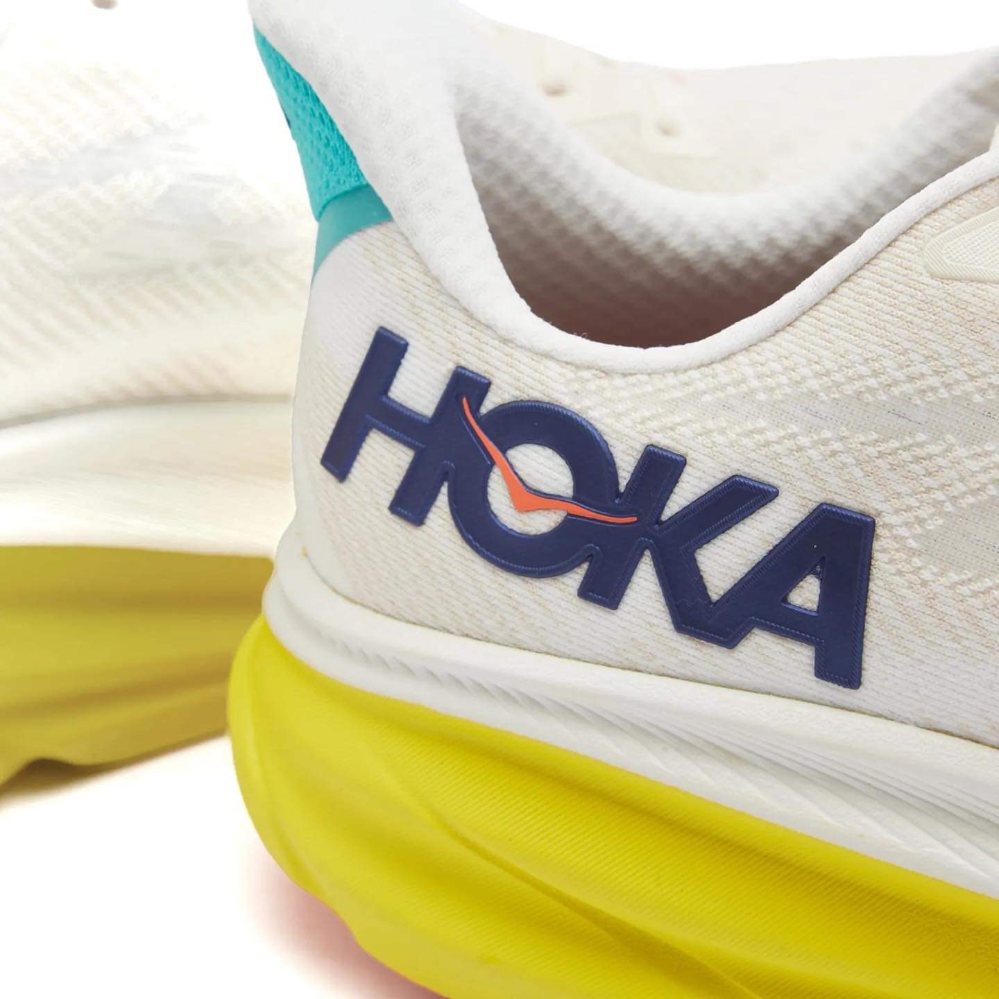 HOKA ONE ONE CLIFTON 9 - PASSION FRUIT