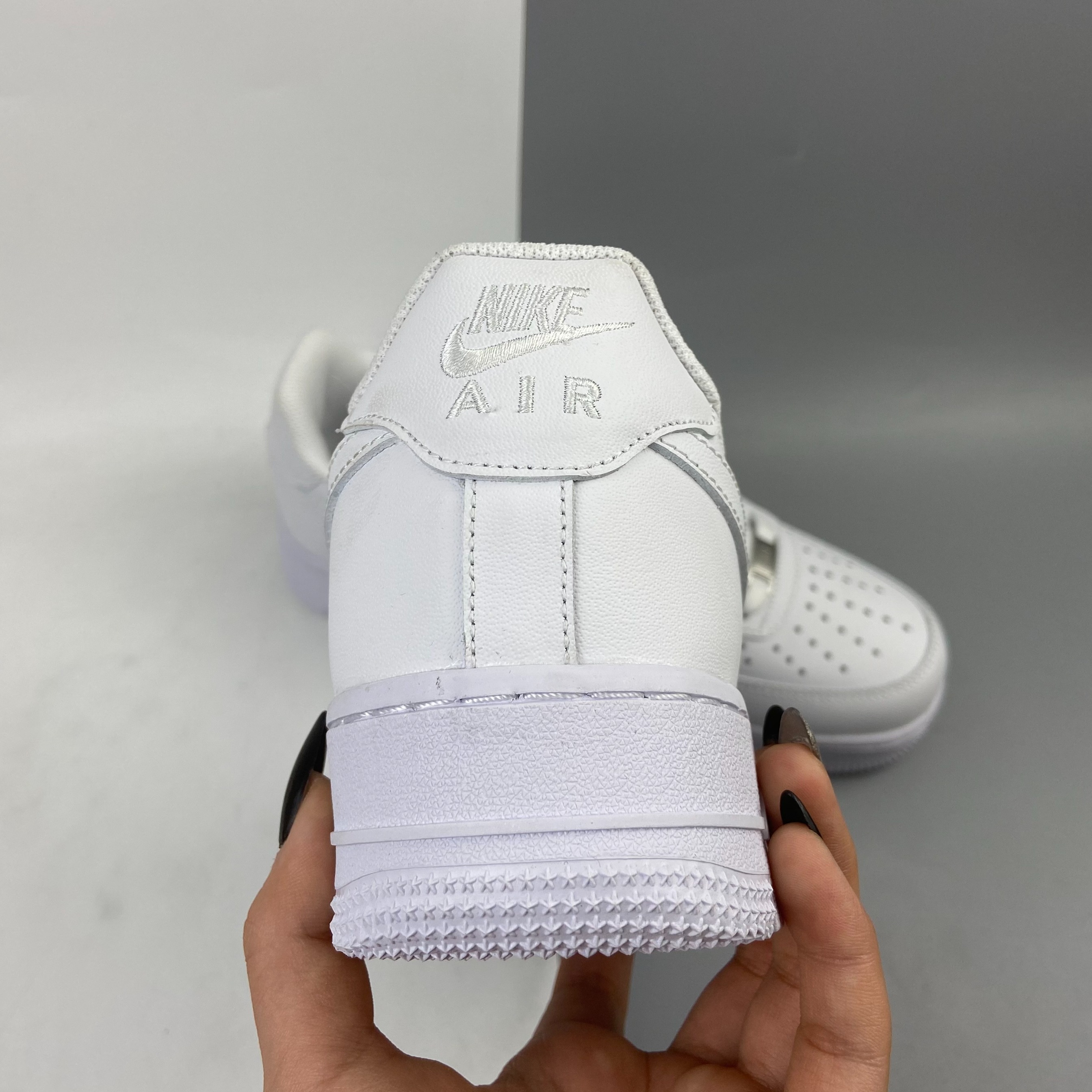 NIKE AIR FORCE 1 "TRIPLE WHITE"