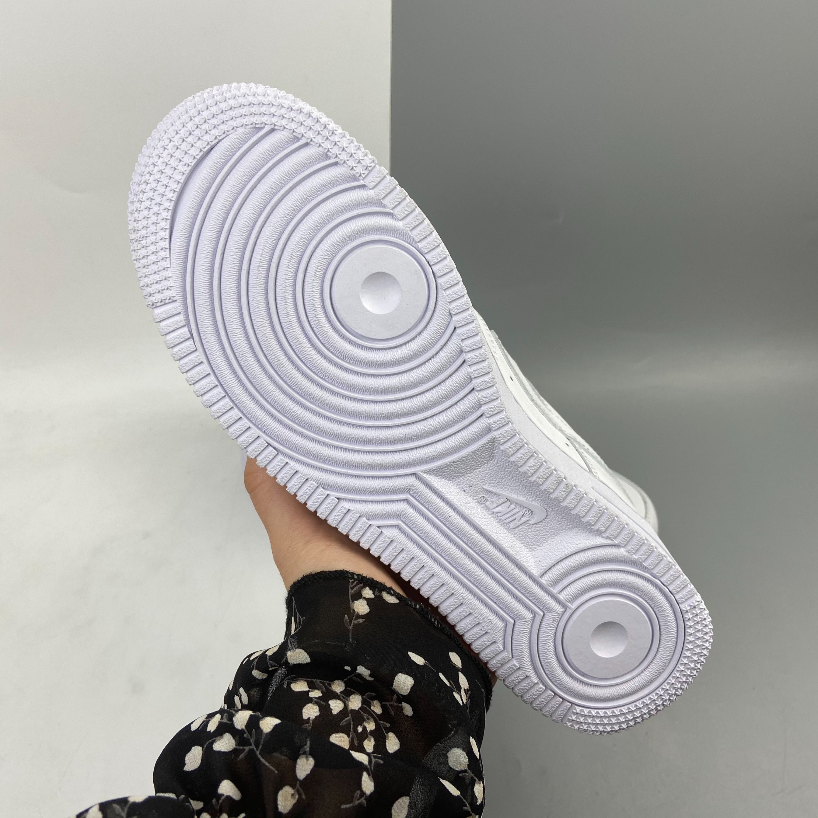 NIKE AIR FORCE 1 LOW - WHITE