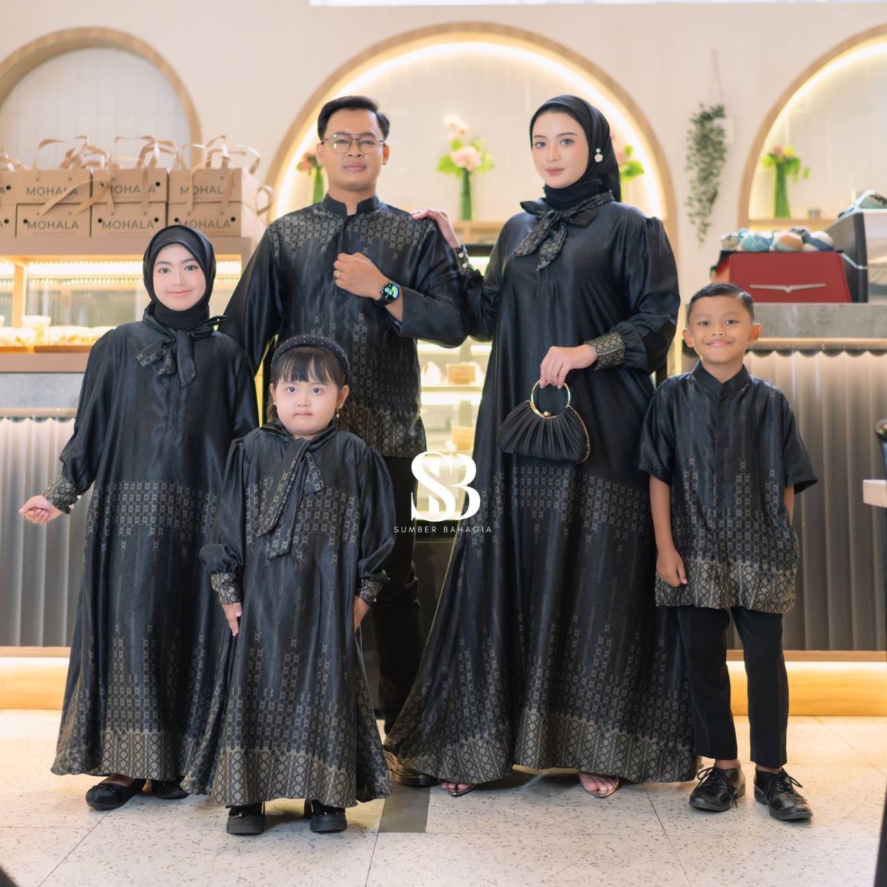 Khalifah Family Couple Hitam