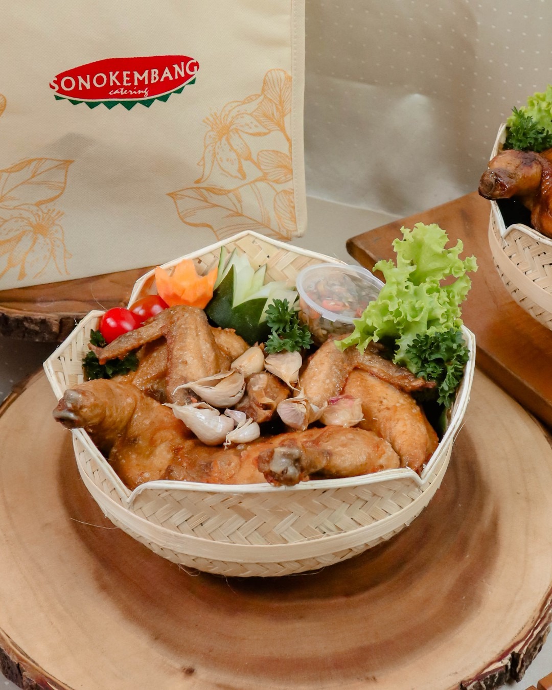 Ayam Goreng Bawang Putih Abhipraya Besek Teratai 