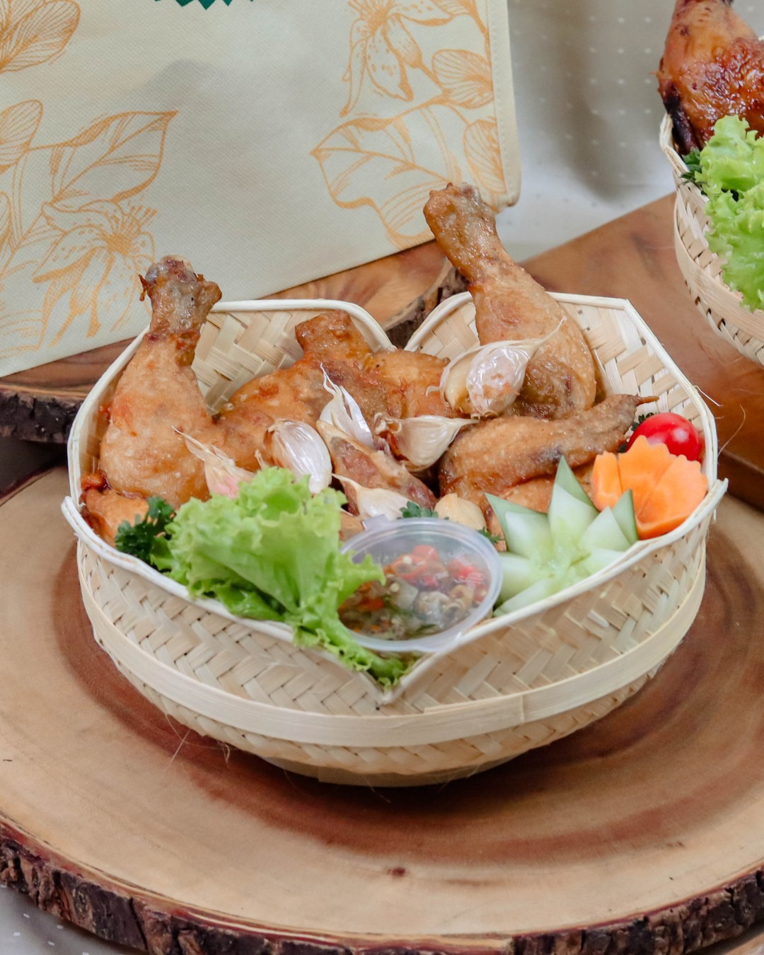 Ayam Goreng Bawang Putih Abhipraya Besek Teratai 
