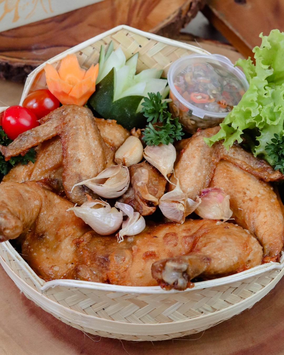 Ayam Goreng Bawang Putih Abhipraya Besek Teratai 