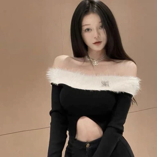 Yuslia Sabrina Fur Top