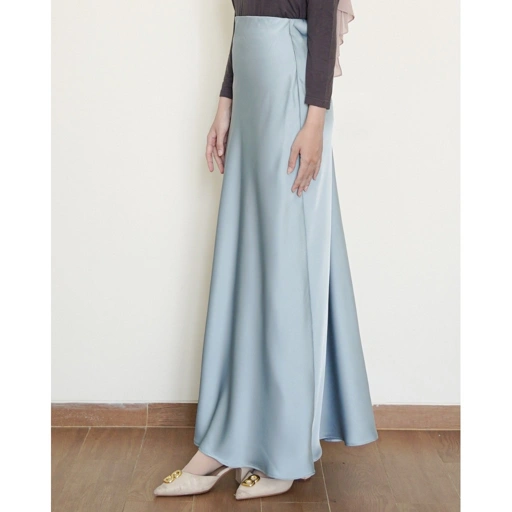 Image of Evolvere - Zaina Midi Skirt Rok Silk Model Mermaid