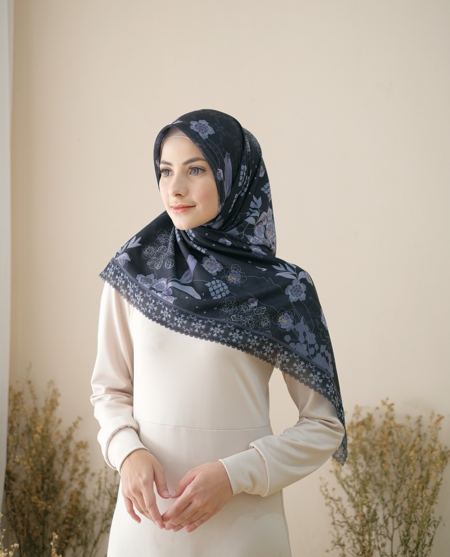 Square Hijab AURA in Black