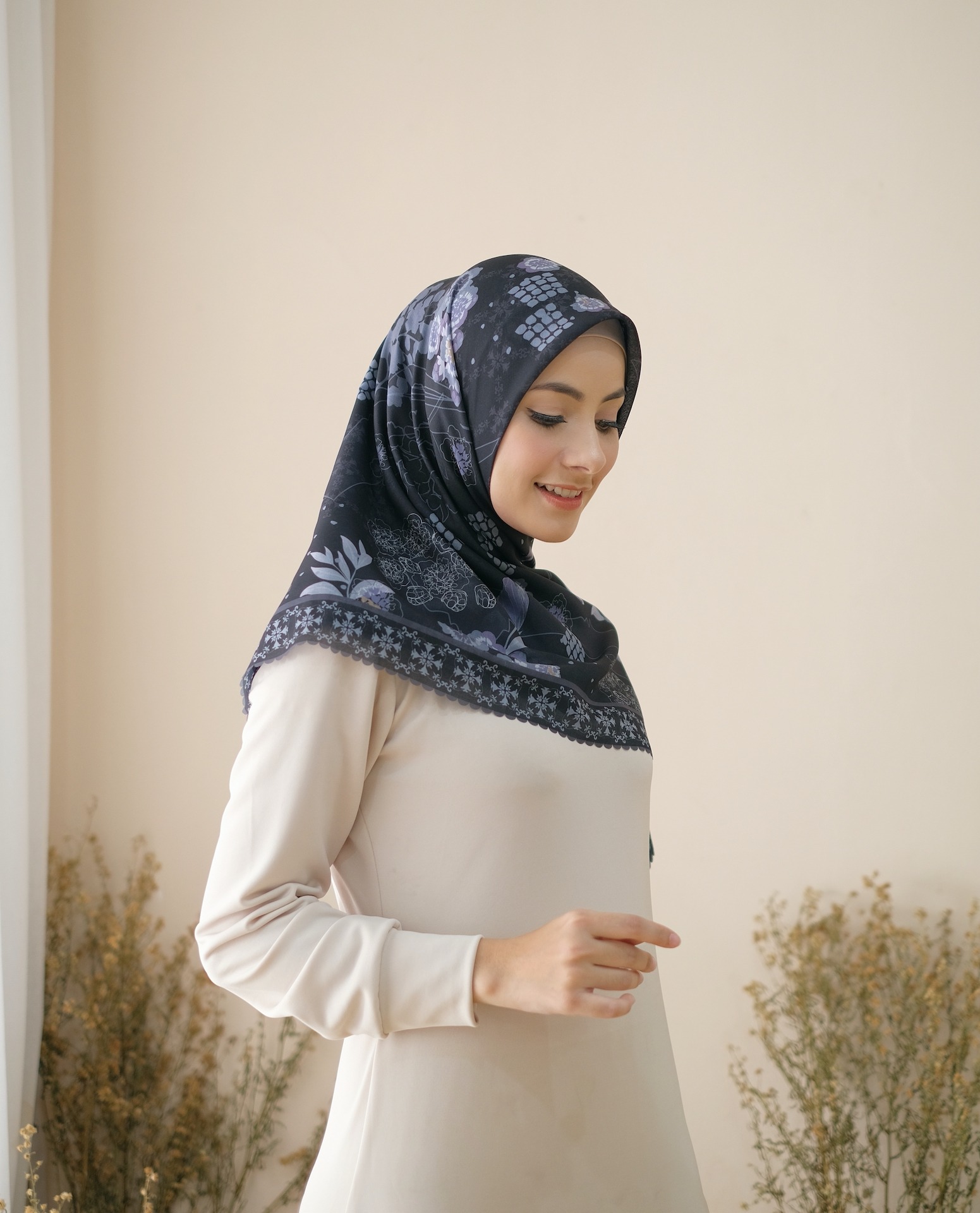 Square Hijab AURA in Black