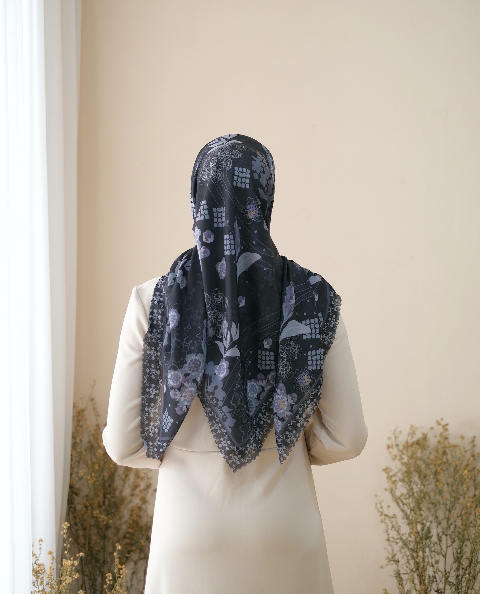 Square Hijab AURA in Black