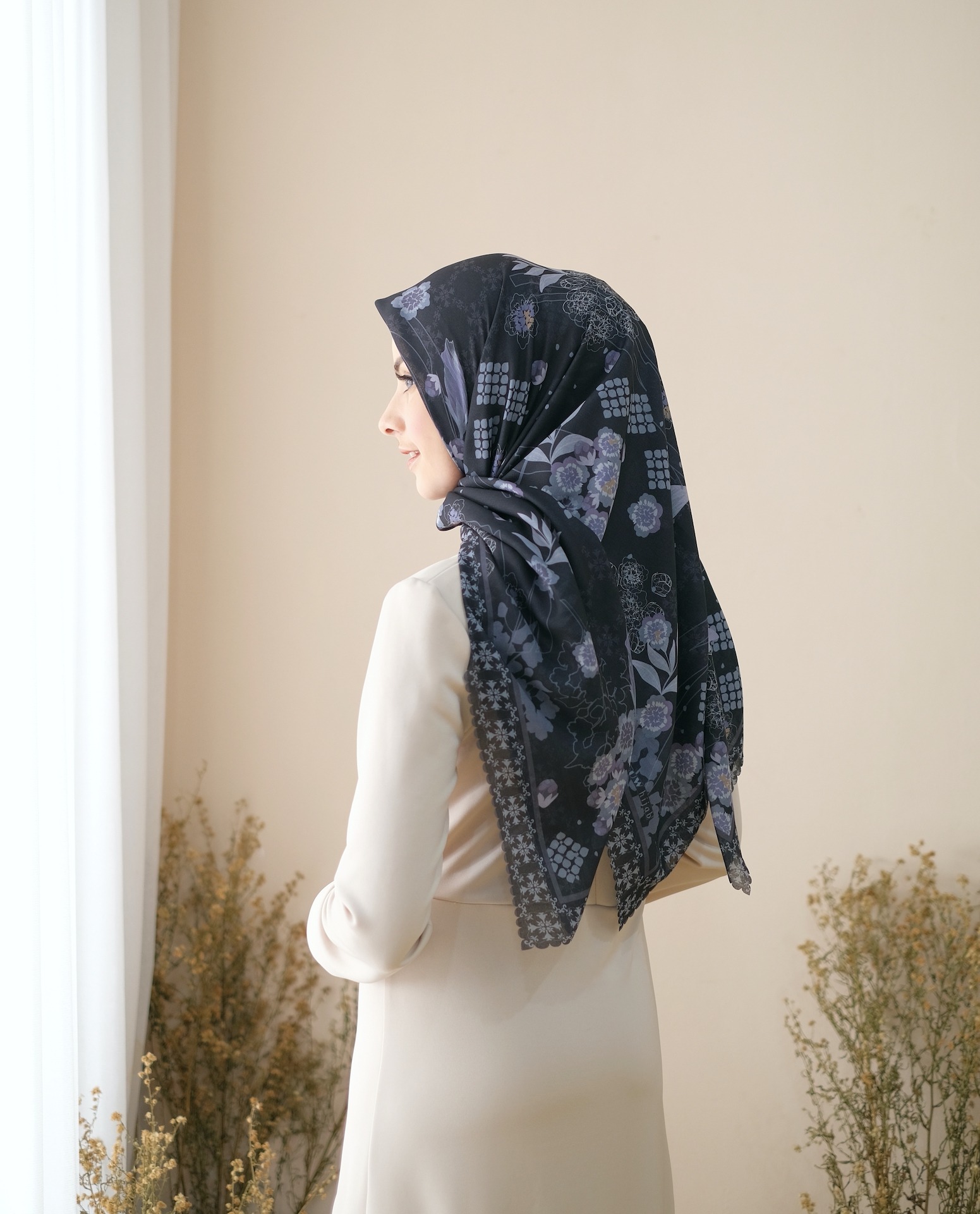 Square Hijab AURA in Black