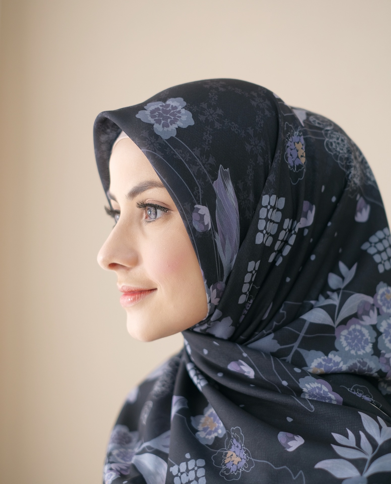 Square Hijab AURA in Black