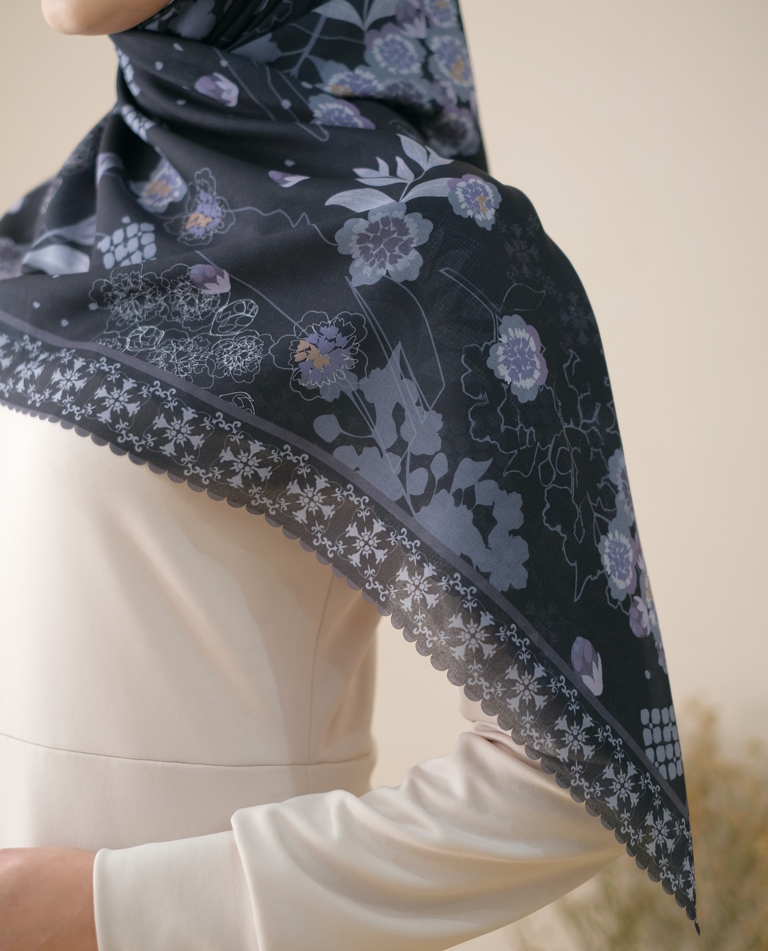Square Hijab AURA in Black