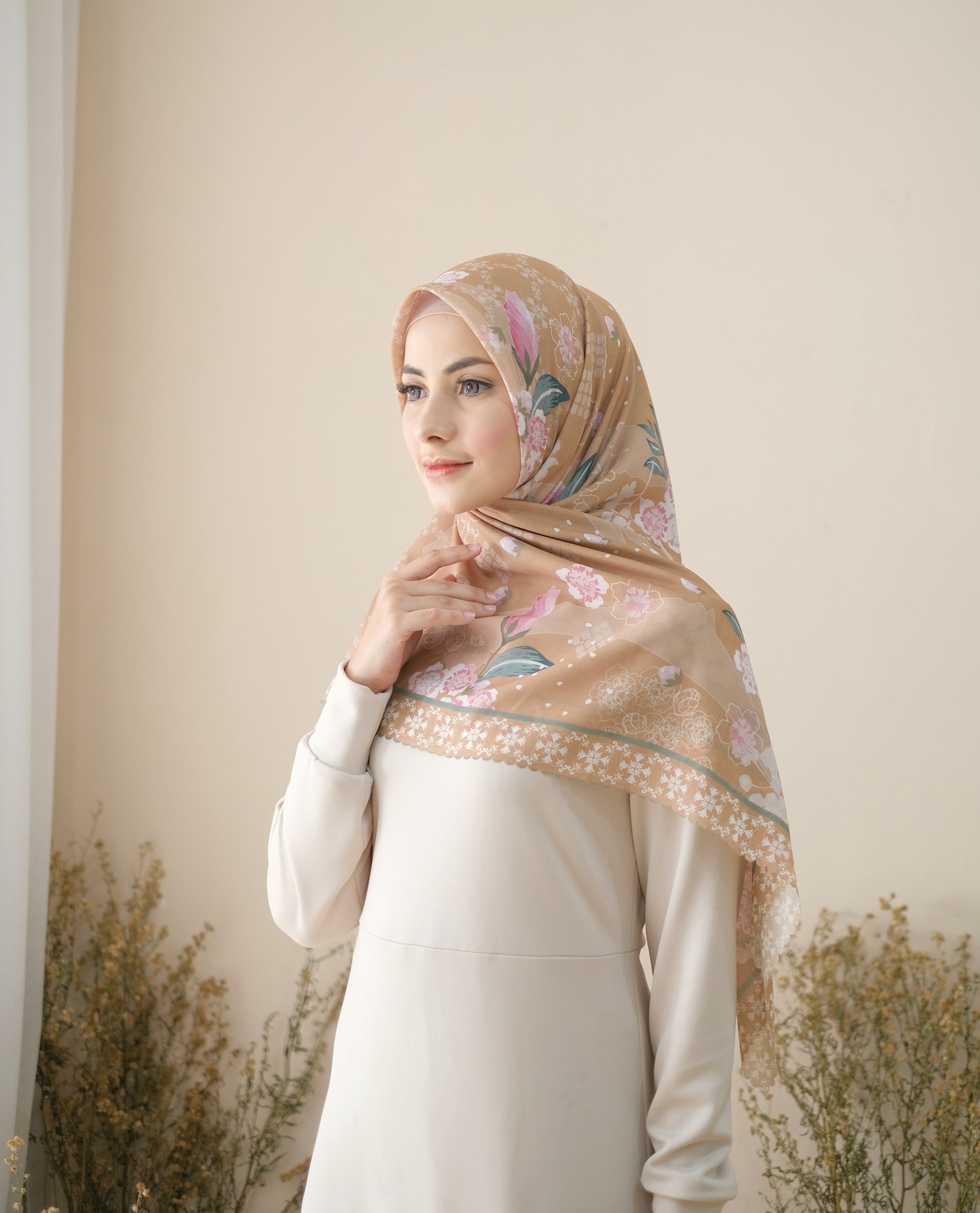 Square Hijab AURA in Dijon