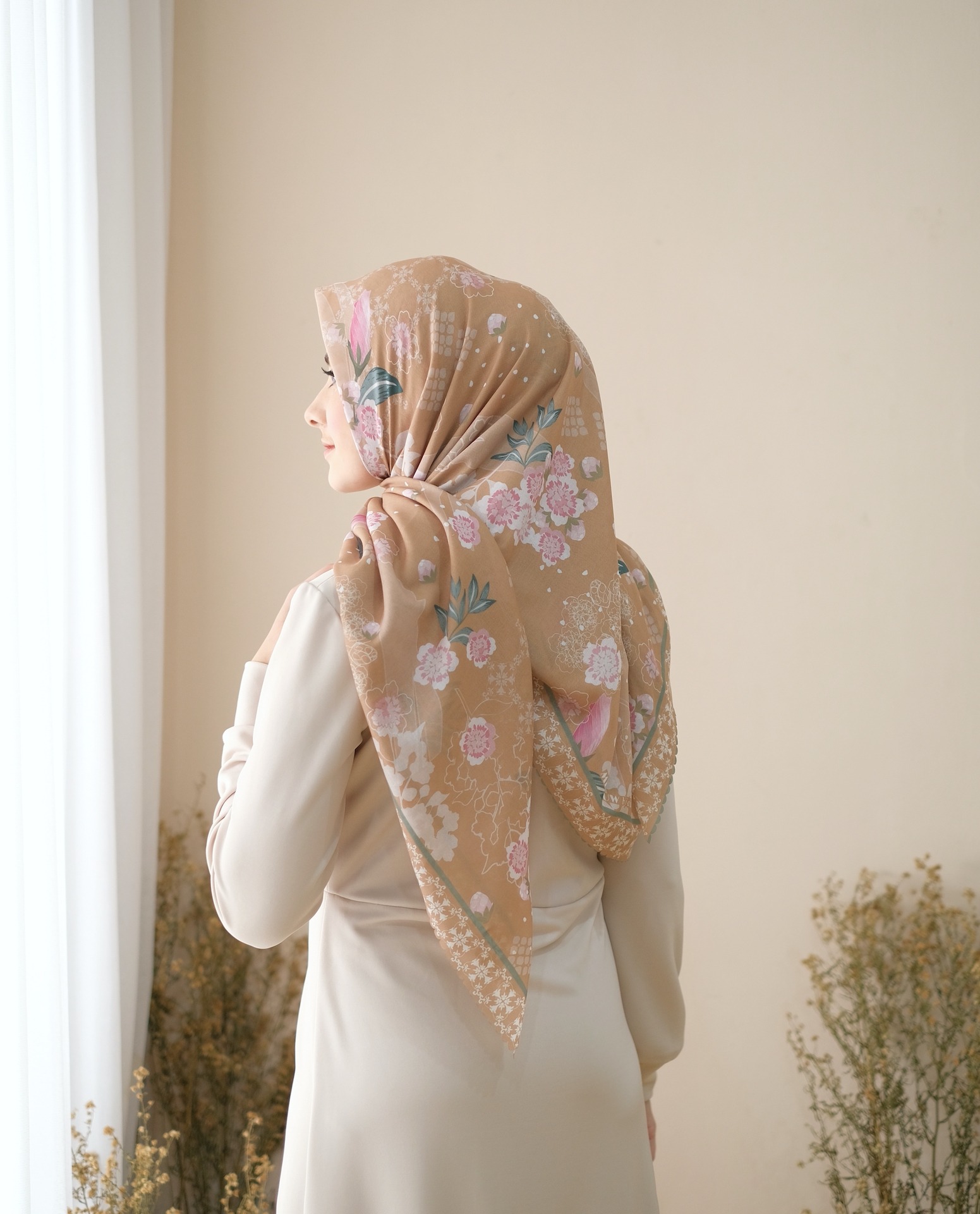 Square Hijab AURA in Dijon