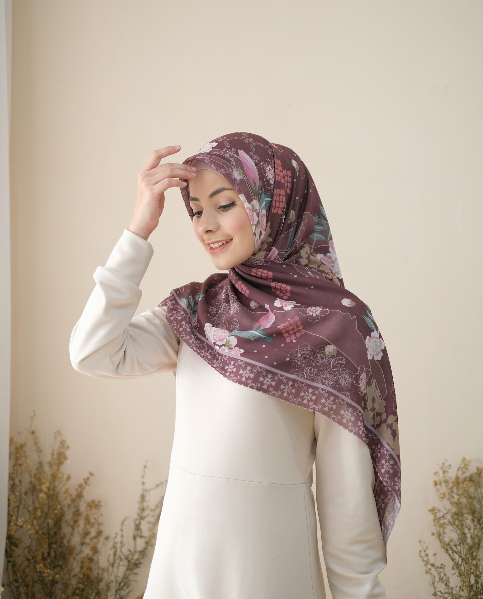 Square Hijab AURA in Redwine