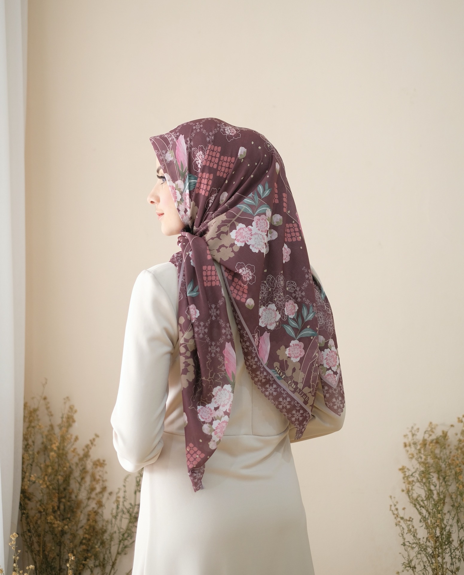 Square Hijab AURA in Redwine