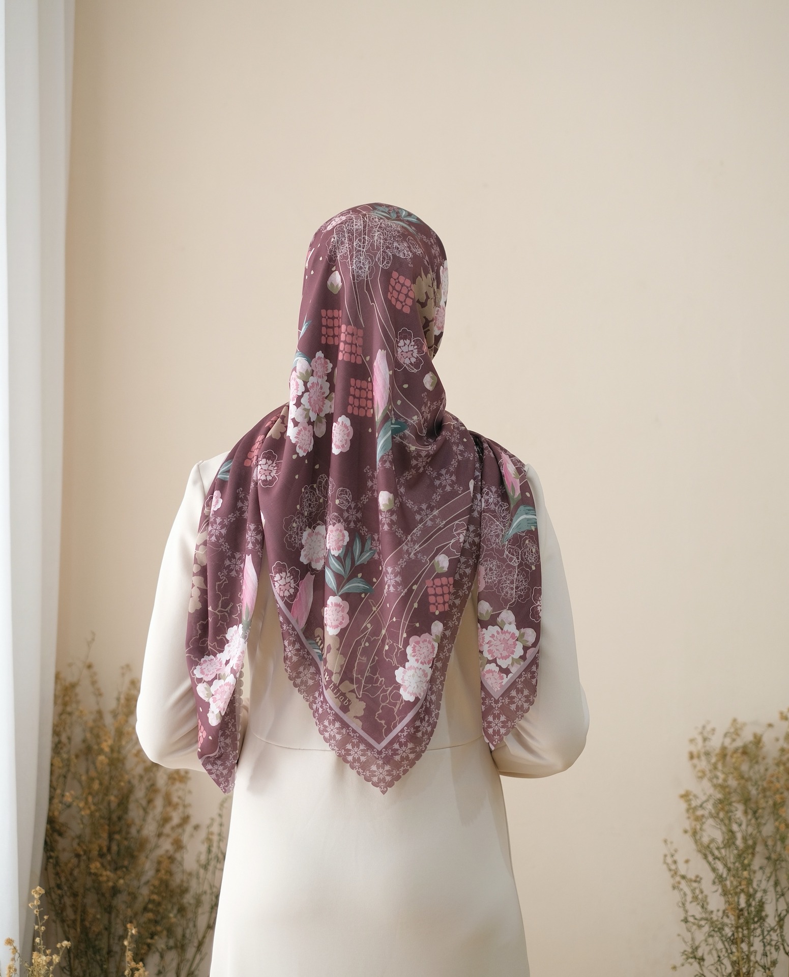 Square Hijab AURA in Redwine