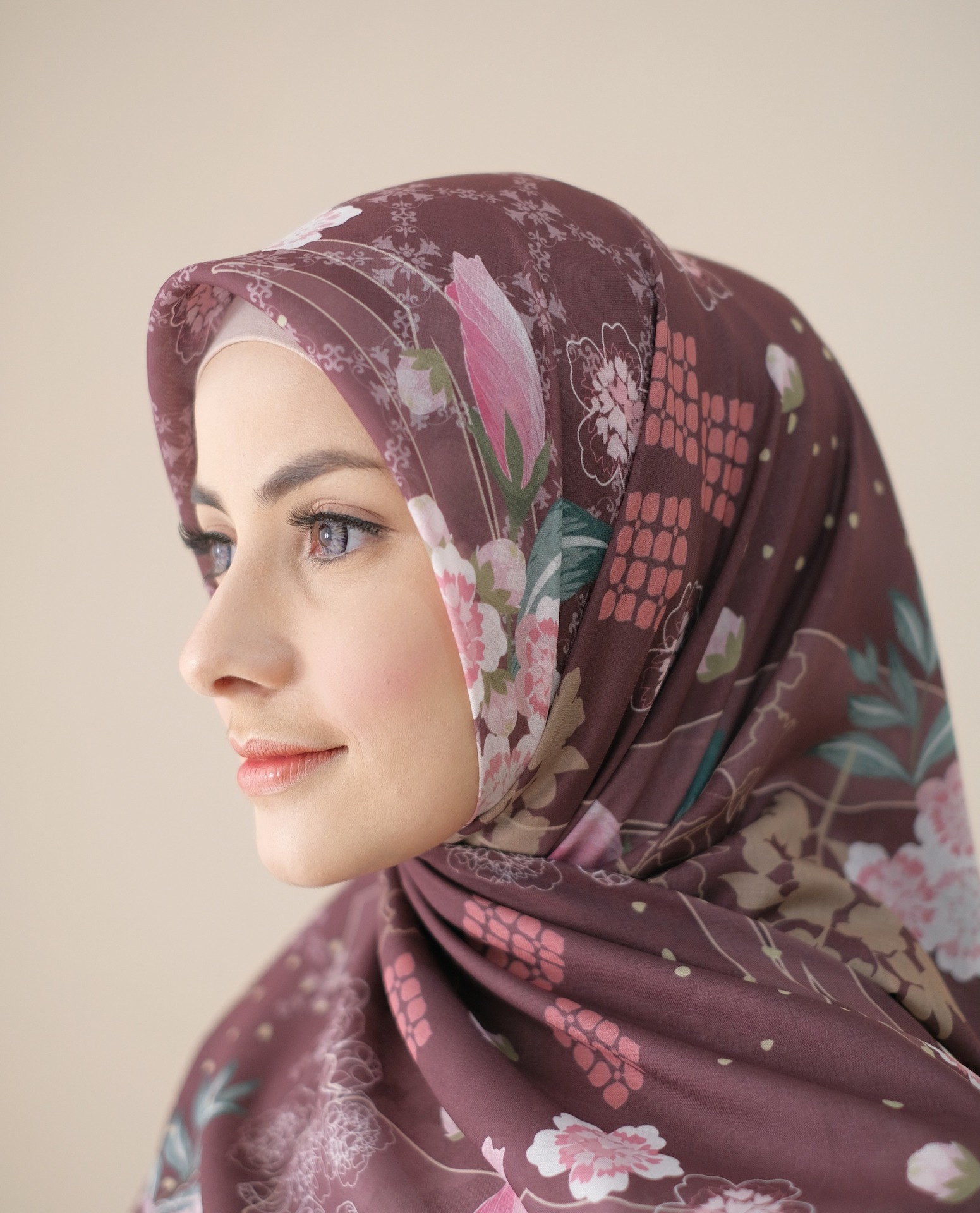 Square Hijab AURA in Redwine
