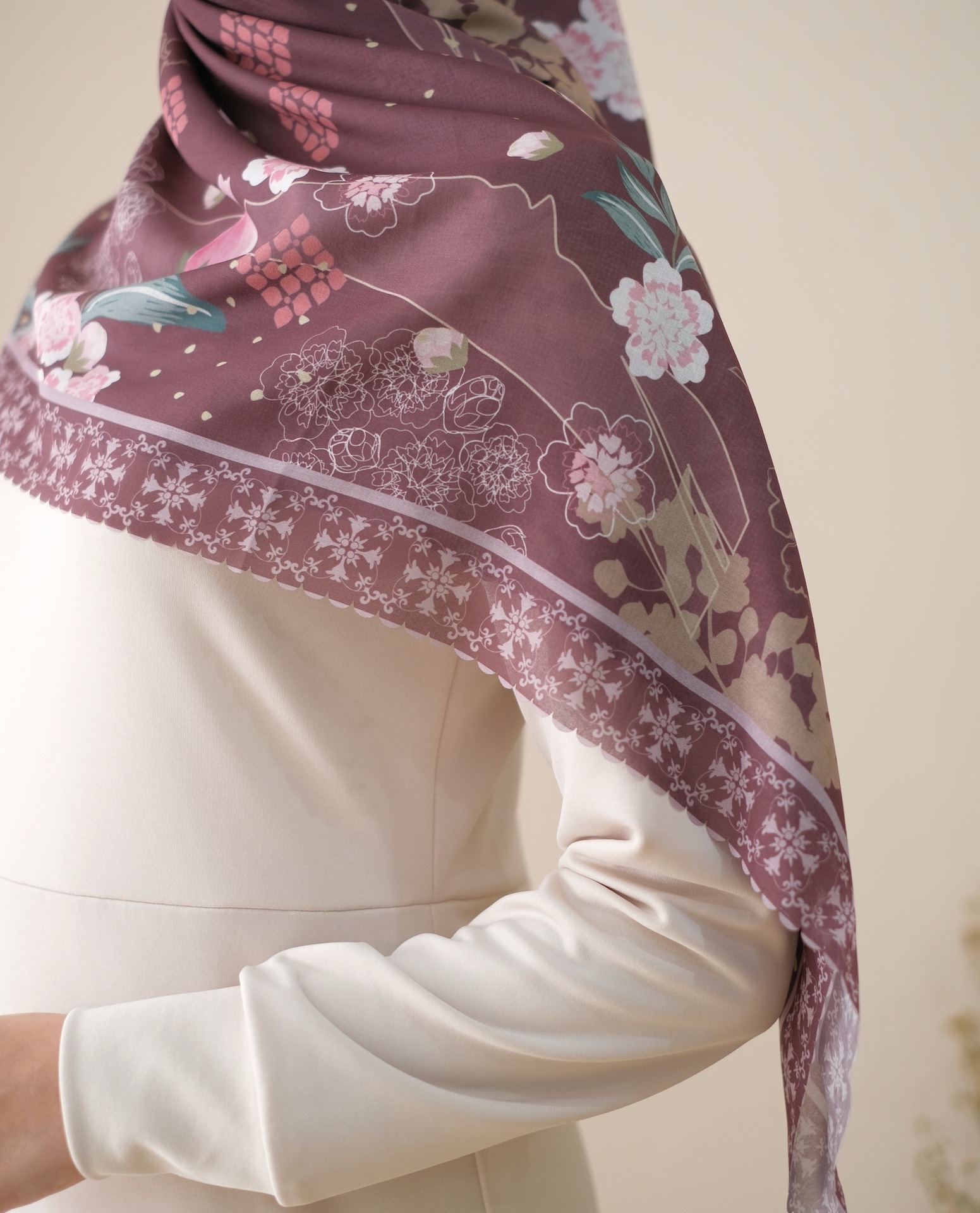 Square Hijab AURA in Redwine