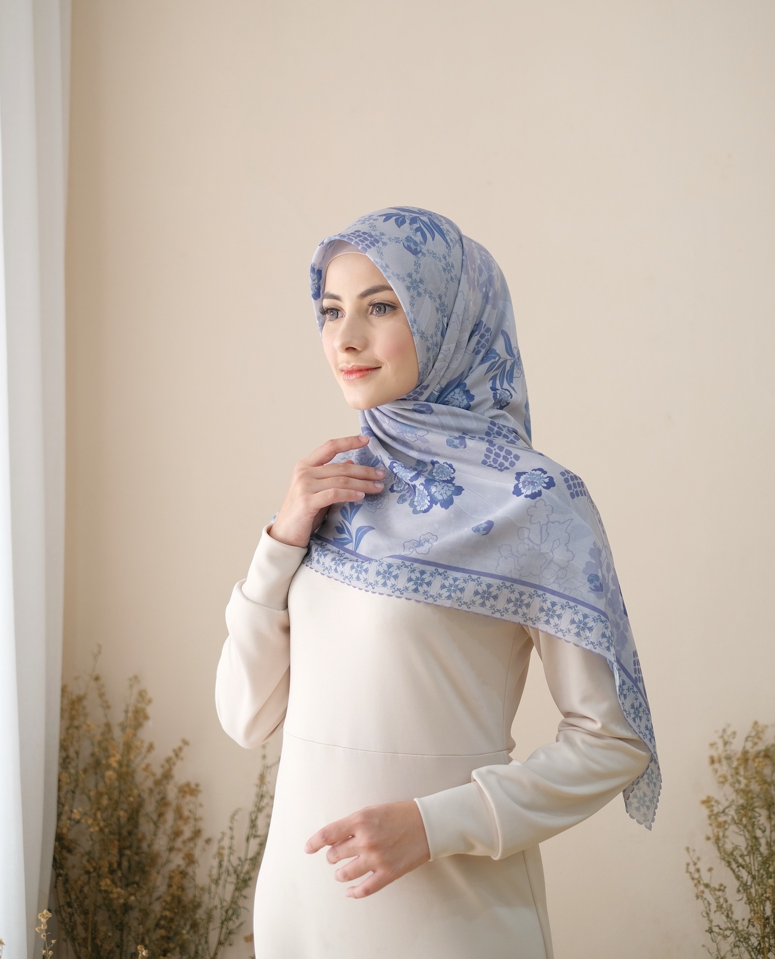 Square Hijab AURA in Dusty Grey