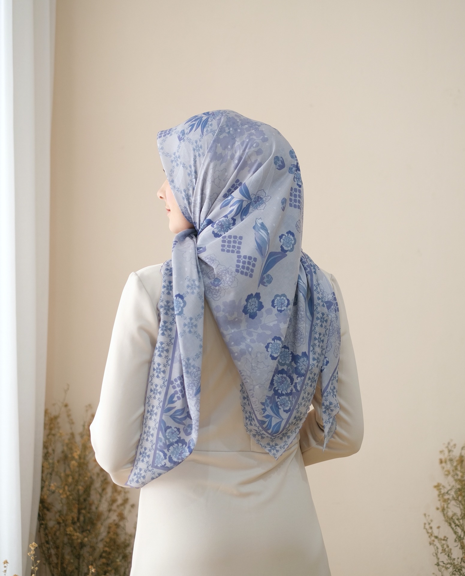 Square Hijab AURA in Dusty Grey