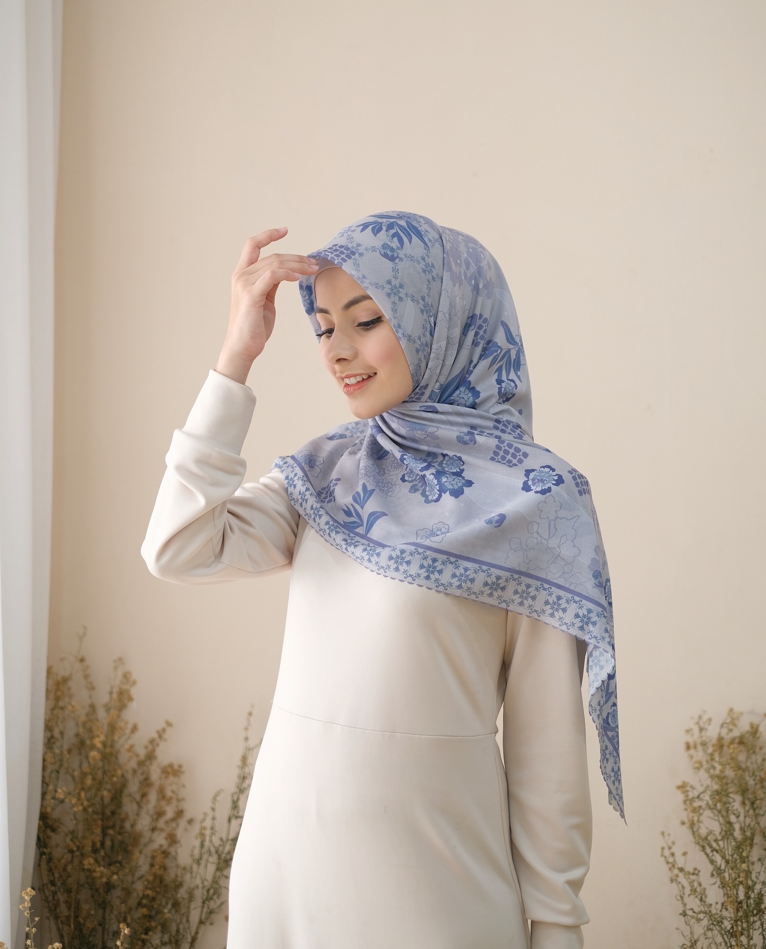 Square Hijab AURA in Dusty Grey