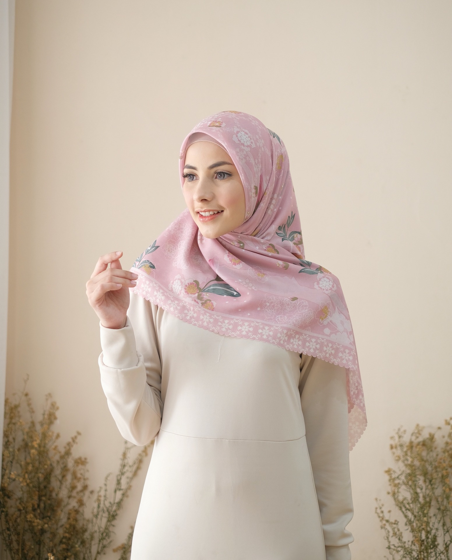 Square Hijab AURA in Pink