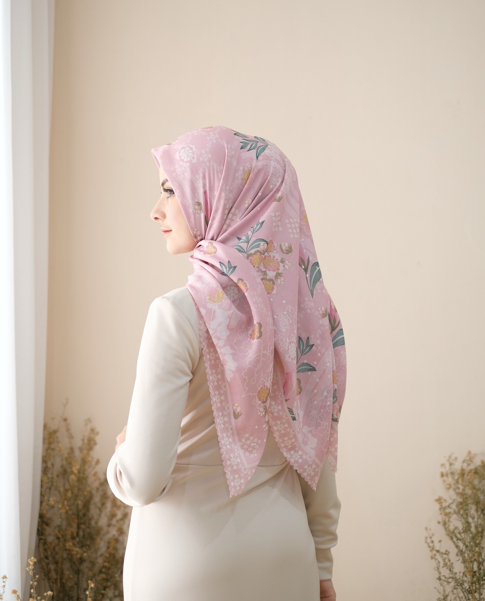 Square Hijab AURA in Pink