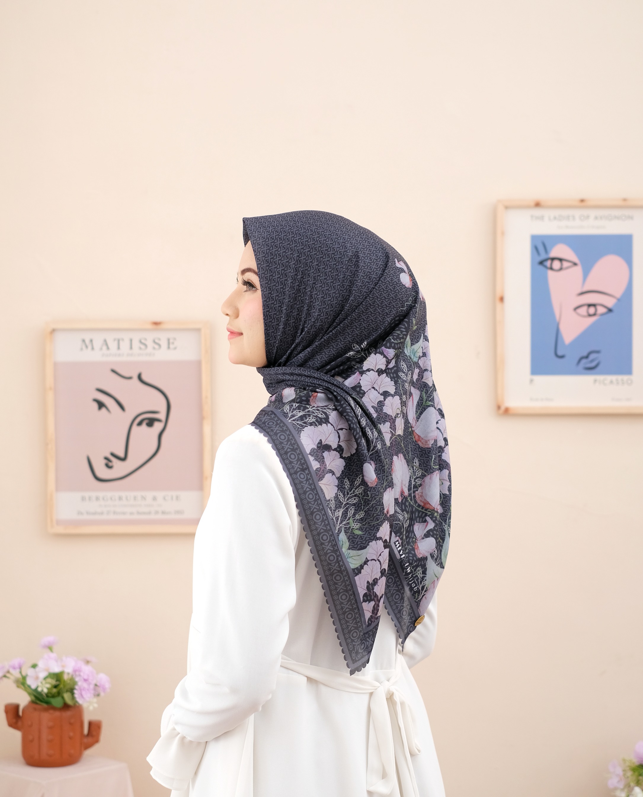 Square Hijab JAMILA in Black