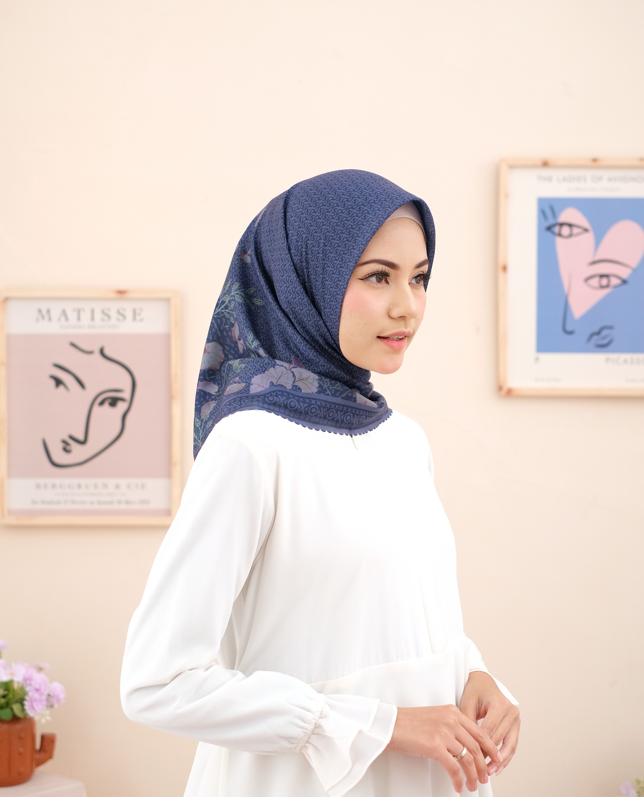 Square Hijab JAMILA in Blue Navy