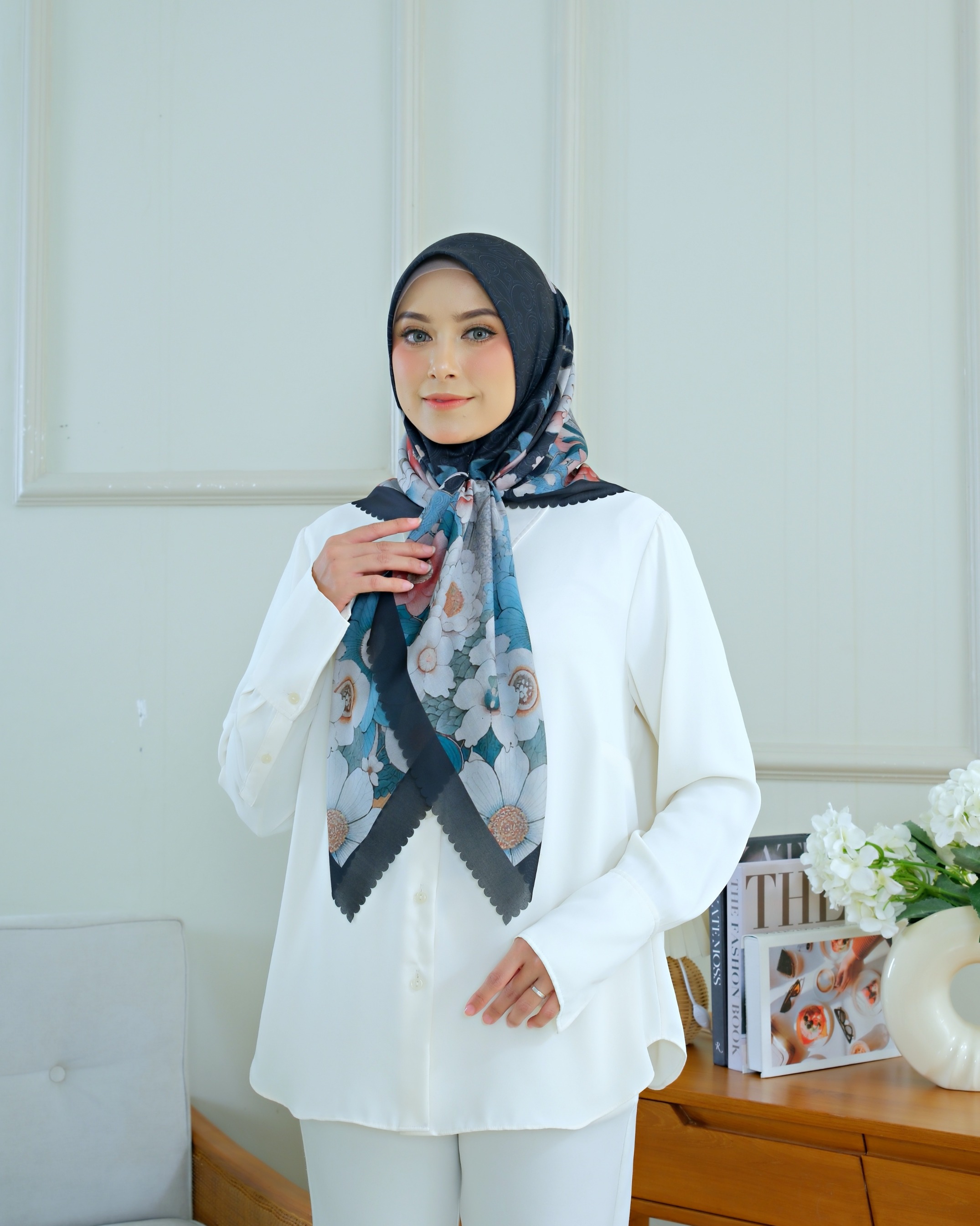 Square Hijab AZALEA 110x110 in Black