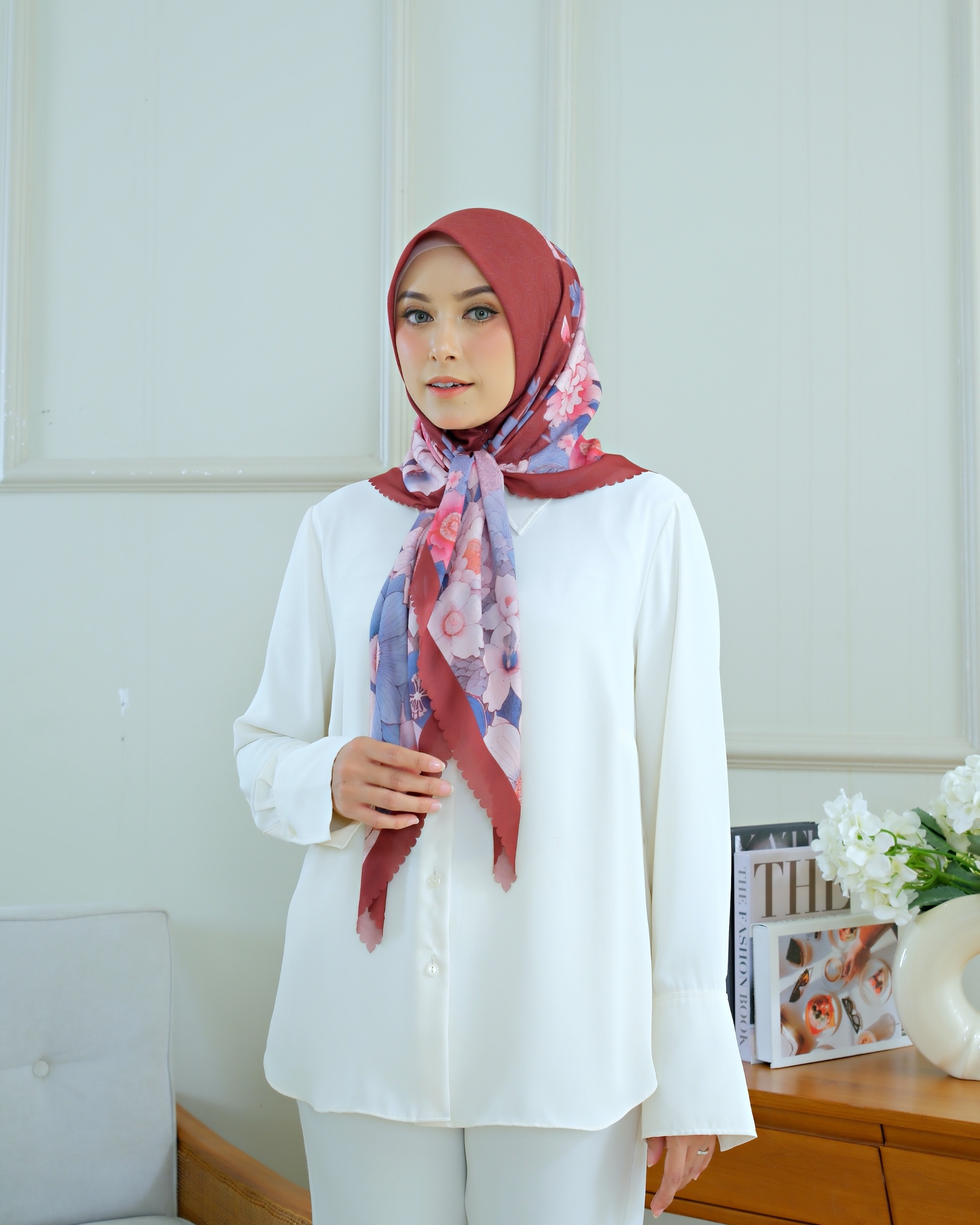 Square Hijab AZALEA 110x110 in Currant