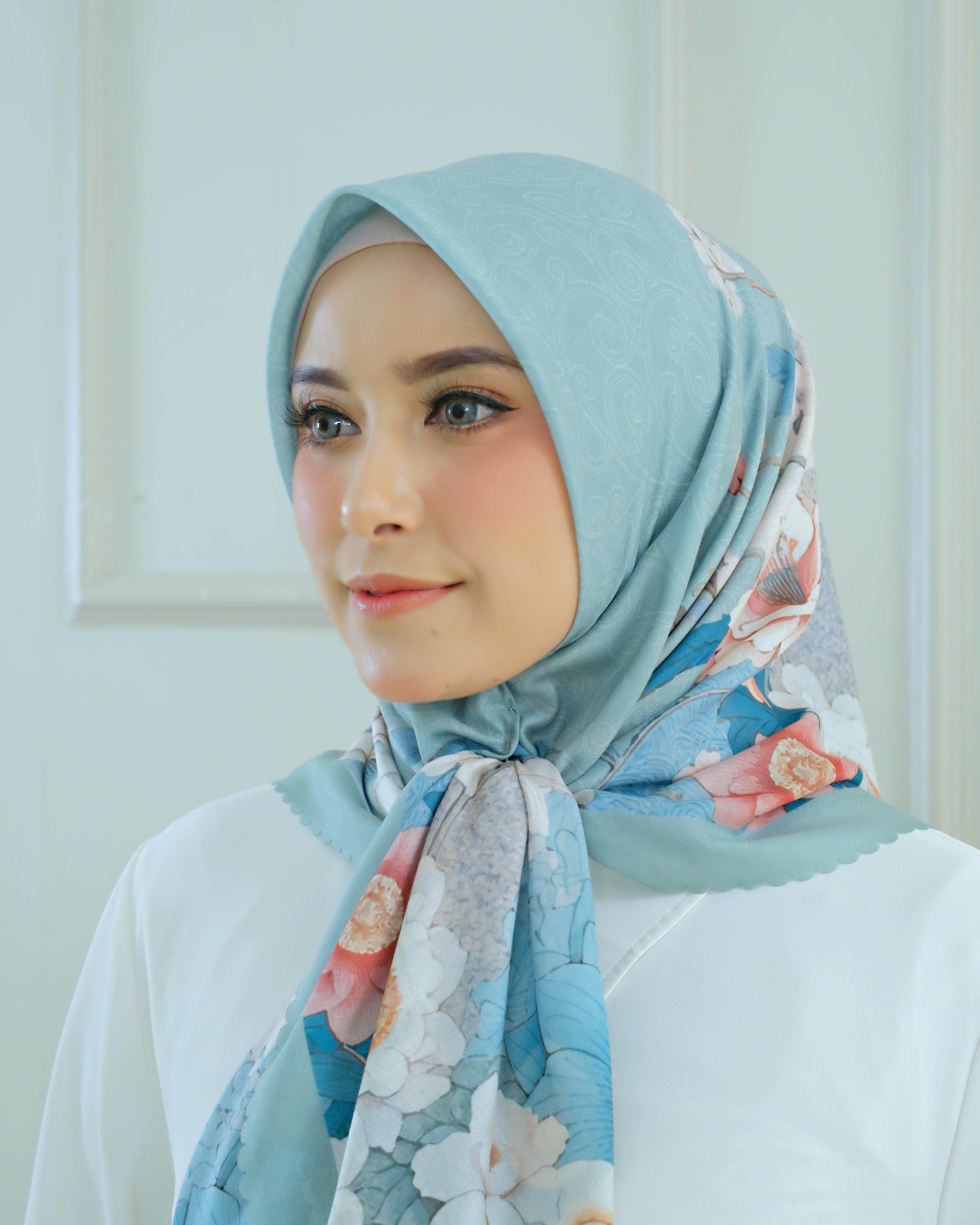 Square Hijab AZALEA 110x110 in Goddess