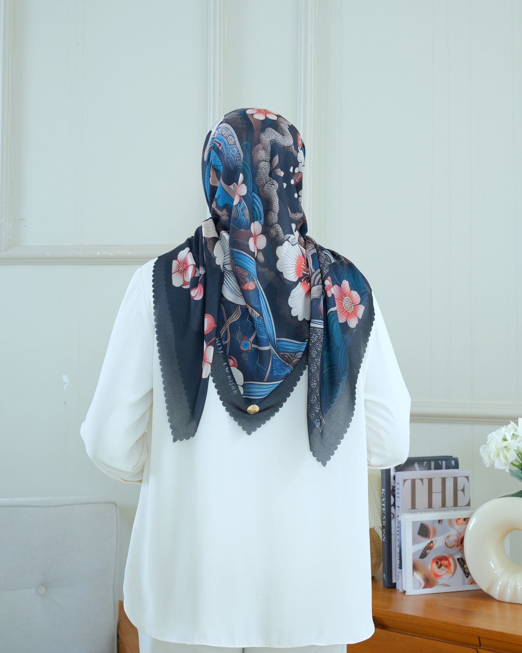 Square Hijab THE ZEN 110x110 in Kuro