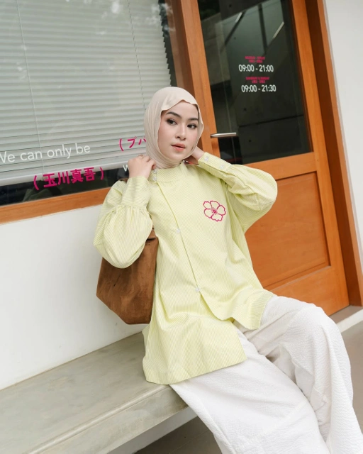 Image of Amora blouse stripe lime
